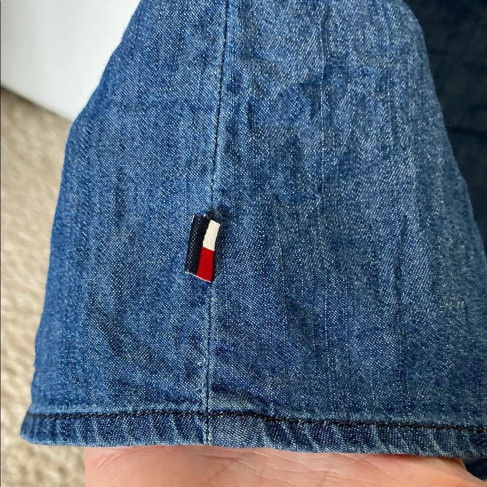 Tommy Hilfiger Blue Sleeveless Button Down Shirt with Mandarin Collar - Picture 6 of 6